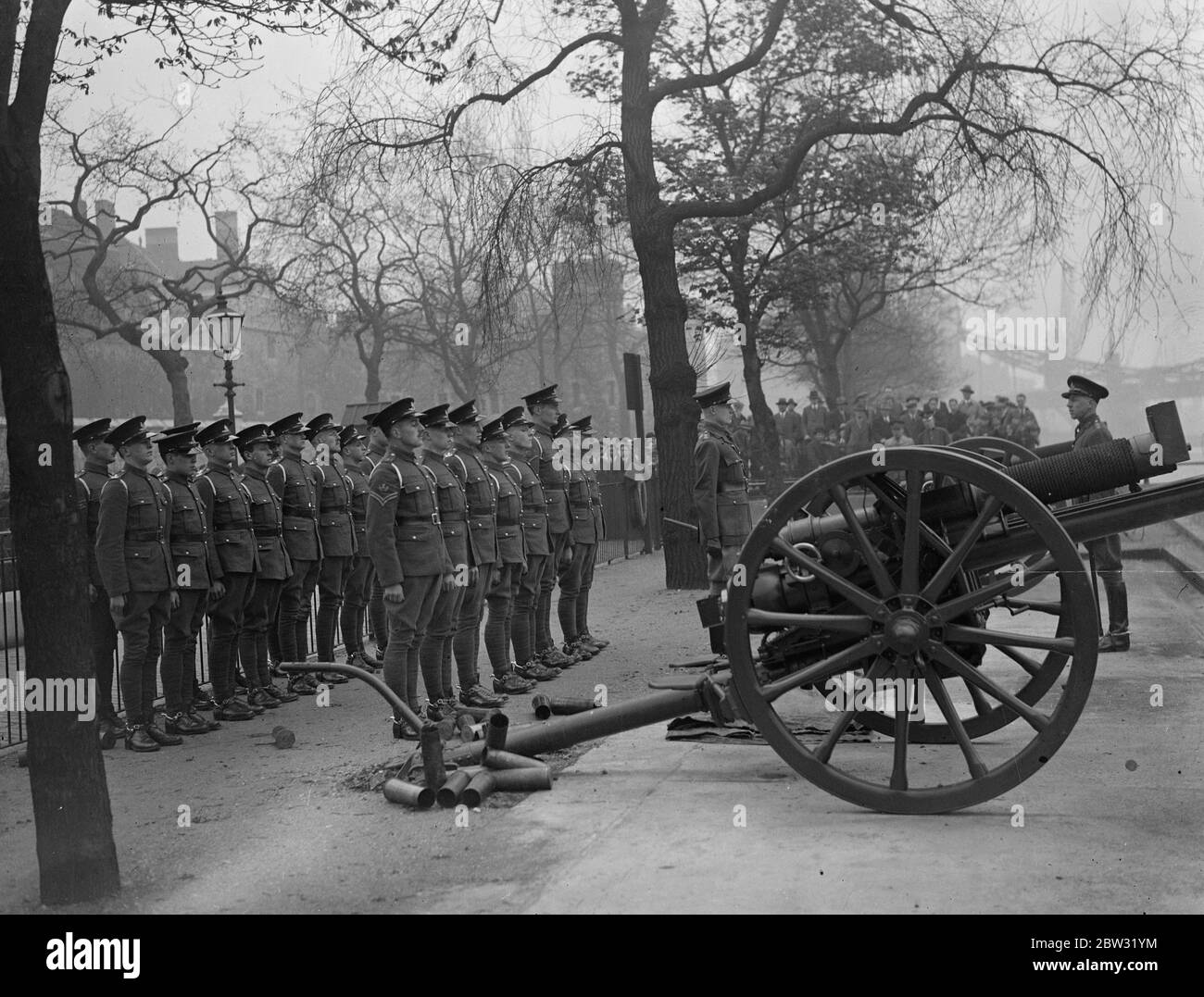 Il governatore della Torre saluta gli ufficiali alla sfilata del Royal Ascension Day . Il colonnello Dan Burges , governatore della Torre di Londra , salutò i funzionari della Compagnia d'Artiglieria come reggimento sfilò alla Torre dopo aver sparato il saluto delle armi in onore del 22° anniversario dell'ascensione del re Giorgio al trono . 6 maggio 1932 Foto Stock