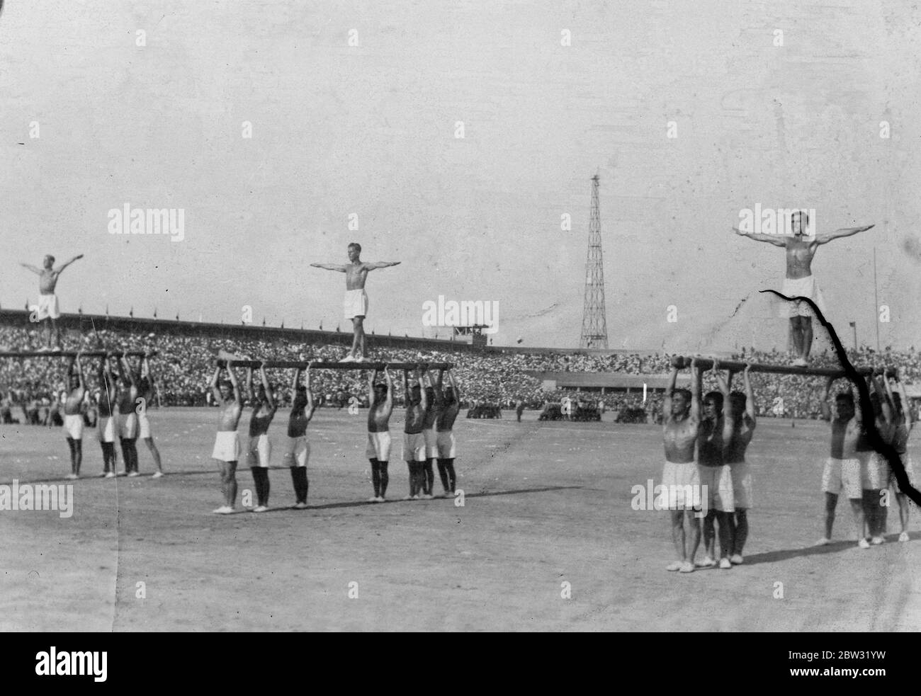 Ottantamila atleti partecipano al grande incontro di Praga . Ogni cinque anni la Sokol , una delle più antiche associazioni ginniche del mondo , si riunisce a Praga , in Cecoslovacchia . Più di ottantamila atleti partecipano a questo anno , a cui i paesi del piccolo Entente hanno inviato delegazioni . Una grande sfilata delle migliaia di atleti che hanno preso parte si è svolta per le strade di Praga . La mostra di atletica in corso a Praga . 9 luglio 1932 Foto Stock