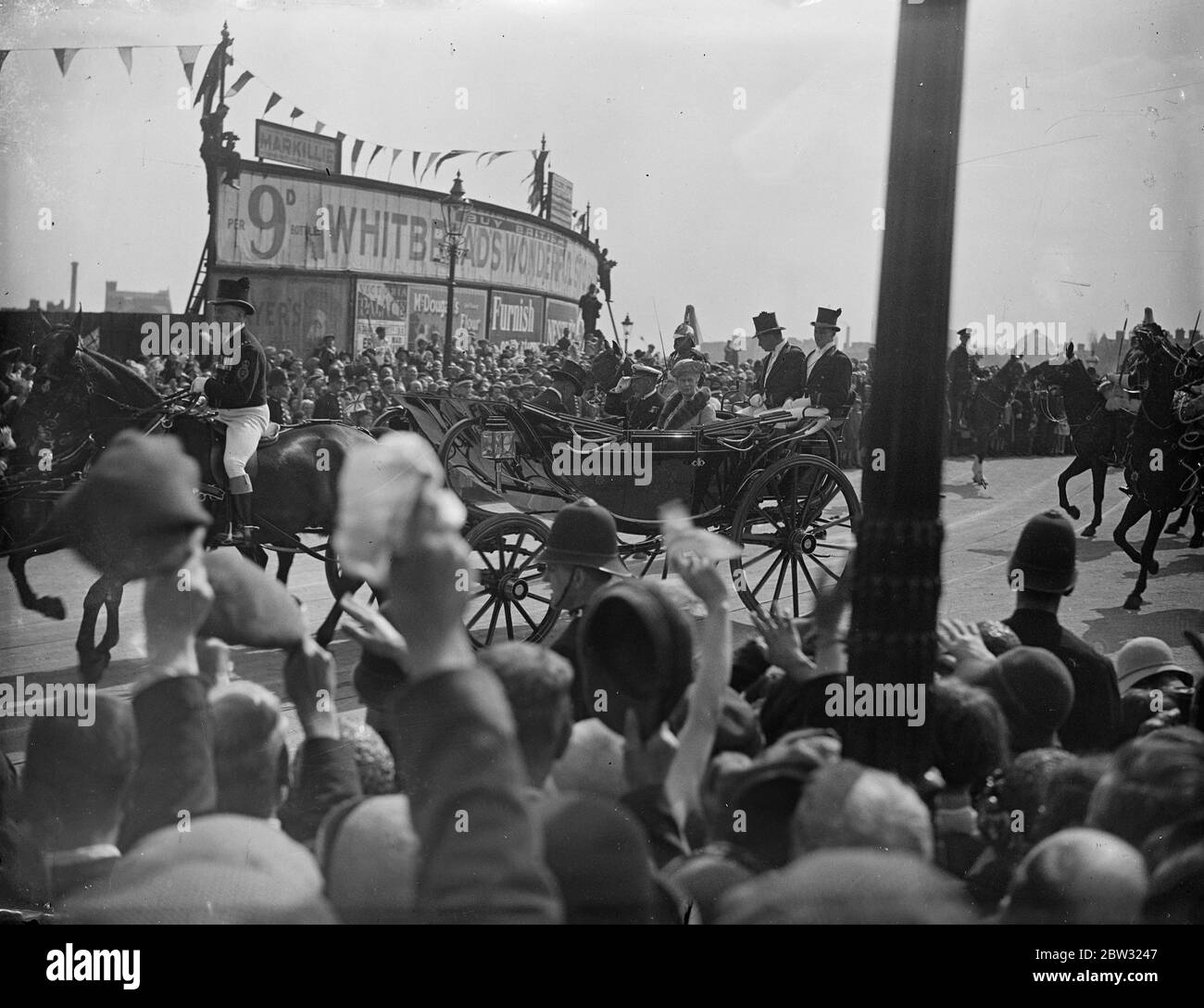 Il King apre il nuovo Lambeth Bridge sul Tamigi. H M il Re ha guidato nello stato per aprire il nuovo Lambeth Bridge , Londra , sul fiume Tamigi . Dopo aver premuto un pulsante che ha rilasciato una barriera all'entrata , il Re ha guidato sul ponte guardato da migliaia di persone che costeggiano la strada su ogni lato . Una vista generale mentre il Re e la Regina hanno attraversato il ponte durante la cerimonia di apertura. 19 luglio 1932 Foto Stock