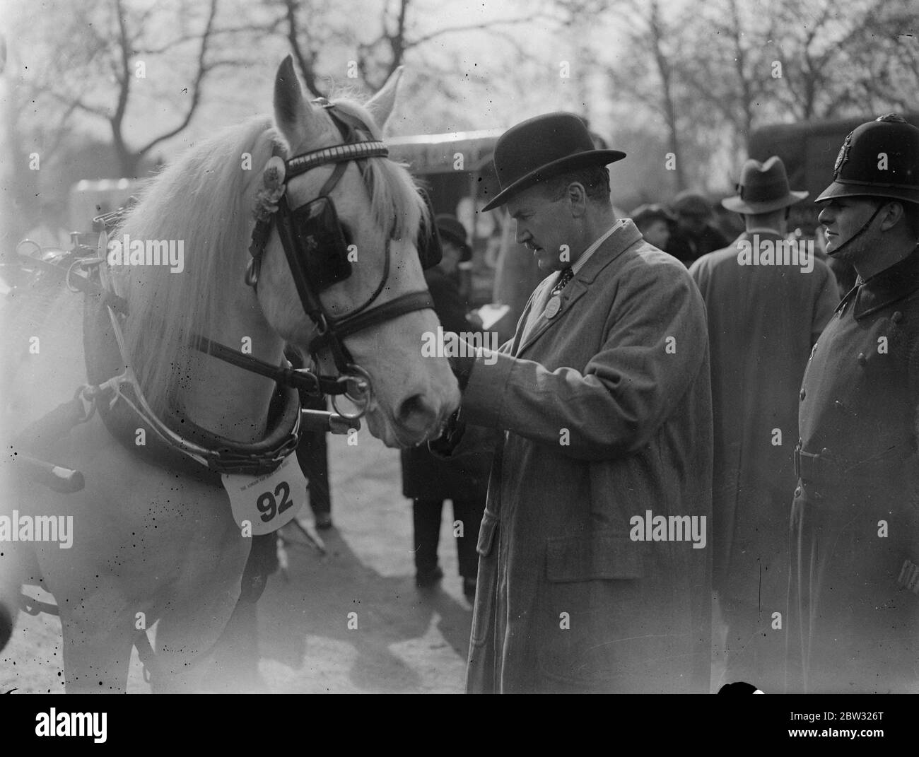 Pasqua Lunedi Van Horse Parade in Regents Park . I cavalli cart di tutta Londra hanno partecipato alla Parata del lunedì di Pasqua Van Horse , tenuta a Regents Park , Londra . Sir George Hastings e Lieut col P Laurie , commissario della polizia metropolitana montata che giudica i cavalli alla parata . 28 marzo 1932 Foto Stock