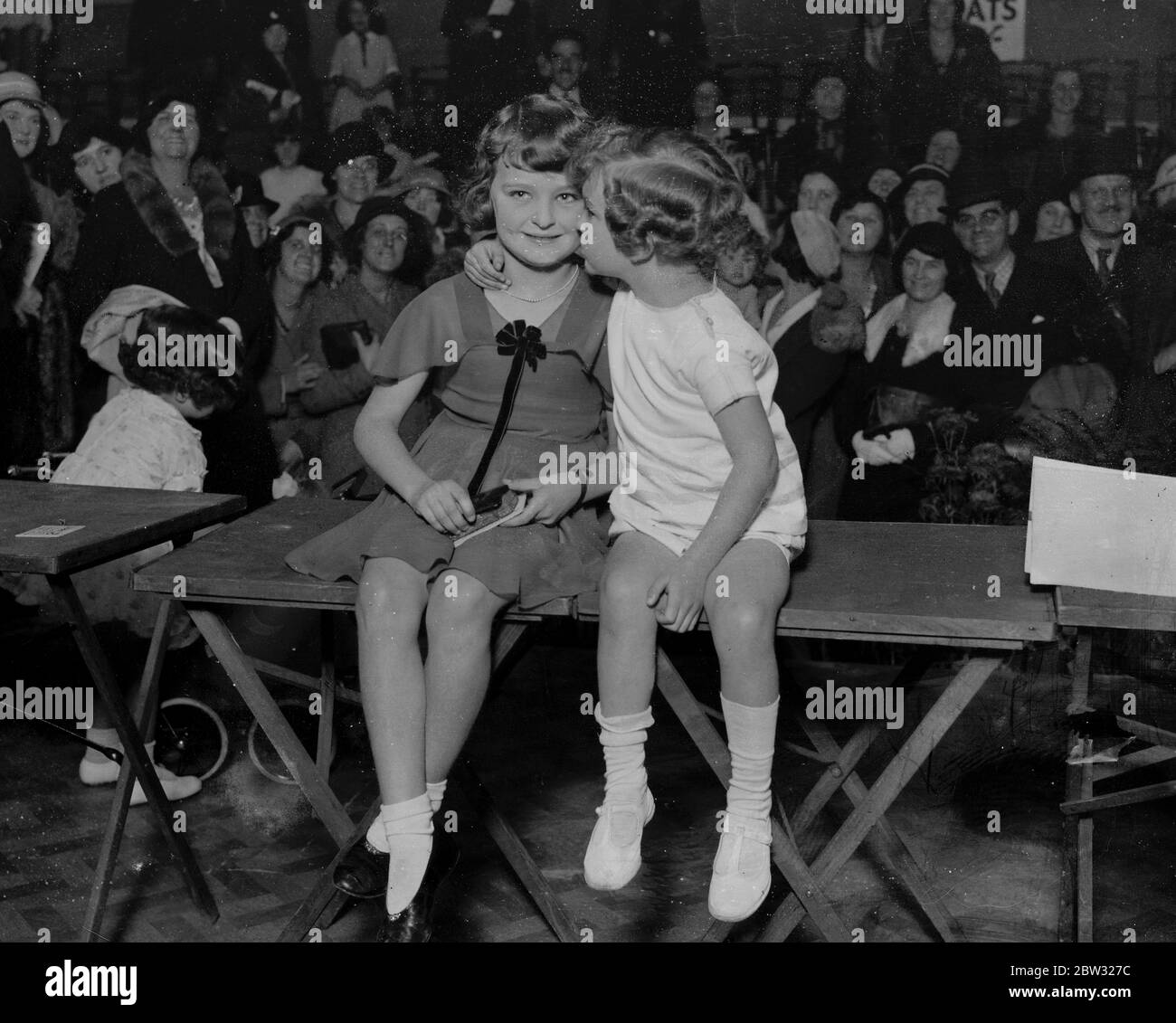 Vincitore del concorso più bello per bambini di Olympia . Lady Duncan preselezionato il primo premio a Joy Bond , la vincitrice del più bel Concorso infantile all' Olympia , Londra , guardata dagli altri sei finalisti . 28 settembre 1932 Foto Stock