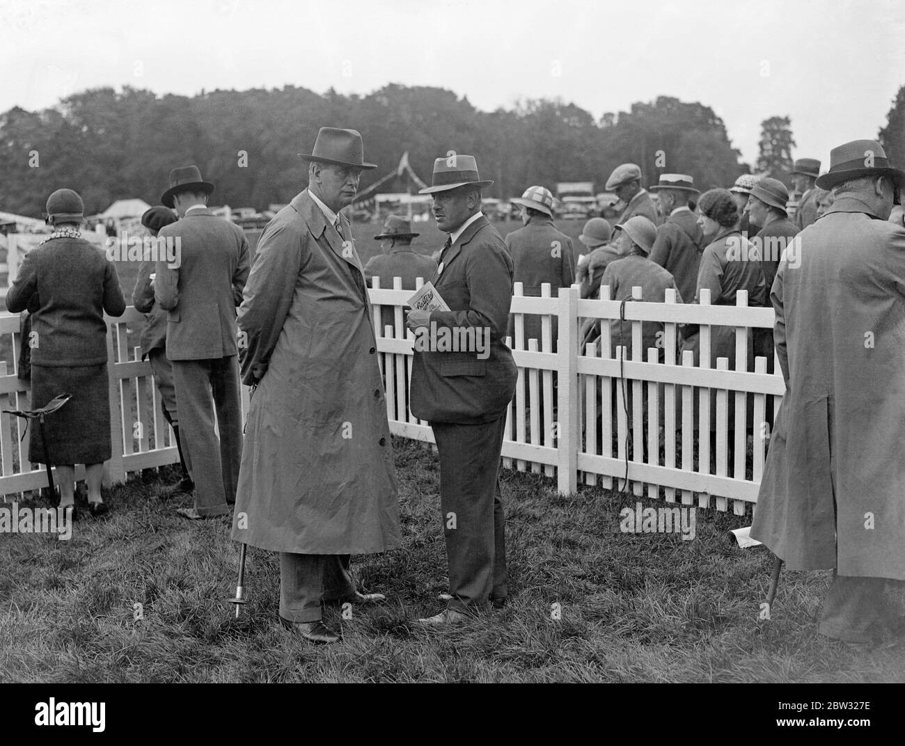 Earl of Rosebery al Buckinghamshire Agricultural Show . Il conte di Rosebery (a destra) chiacchierava con il suo agente, il signor C Edmunds, al Buckinghamshire County Agricultural Show che, con il suo permesso, si trovava nella tenuta del suo immobile Mentmore Park, Leighton Buzzard. 1 settembre 1932 Foto Stock