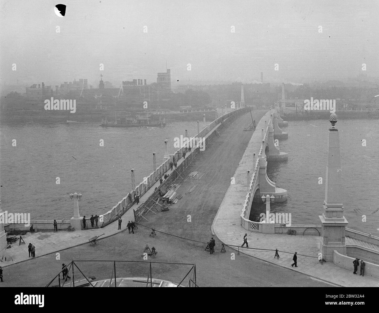 Erigere stand e recinito reale per il nuovo ponte Lambeth, aperto da King . Sono iniziati i lavori di costruzione del recinto reale e delle tribune che si stenderanno proprio attraverso il ponte , per l' apertura ufficiale del Ponte di Lambeth da parte del Re la prossima settimana . Costruzione del recinto reale e si trova sul nuovo ponte Lambeth per l'apertura . 13 luglio 1932 Foto Stock