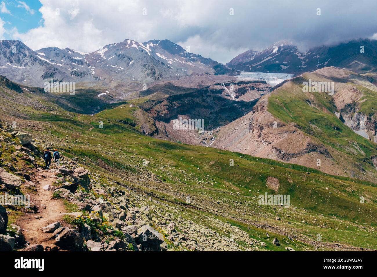 Due escursionisti camminano fino al monte Kazbek, Georgia Foto Stock