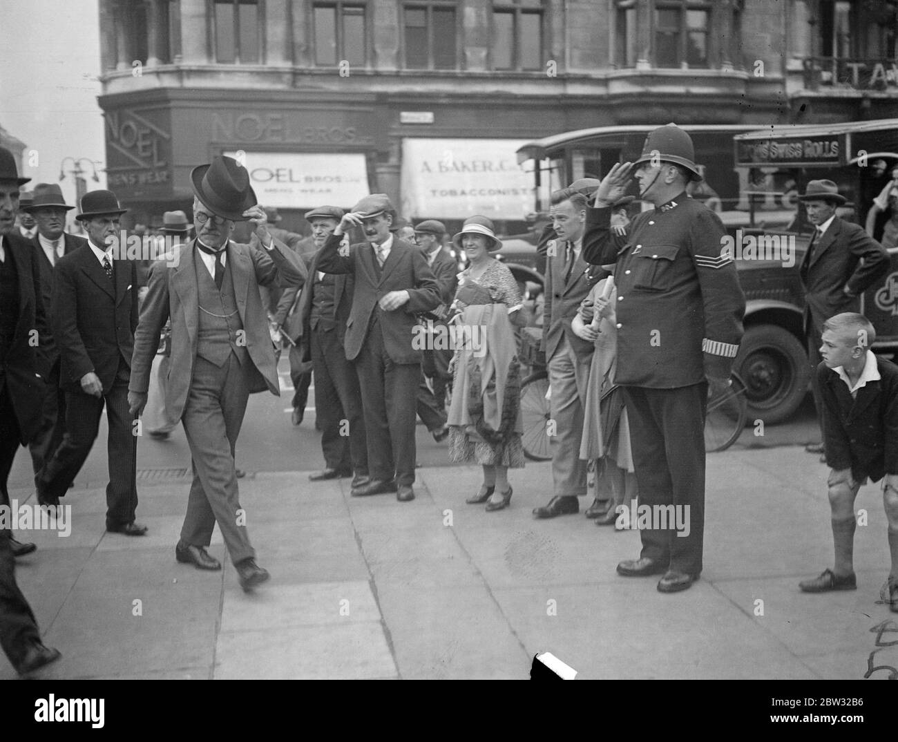 Il Premier si reca alla Camera dei Comuni per discutere della conferenza di Losanna . Ramsay MacDonald , il Premier, si è fatto strada da Downing Street , alla casa dei Comuni , dove farà una dichiarazione della Conferenza di Losanna sulle riparazioni che si è appena conclusa. Ramsay MacDonald si è fatto strada verso la Camera dei Comuni da Downing Street . 12 luglio 1932 Foto Stock