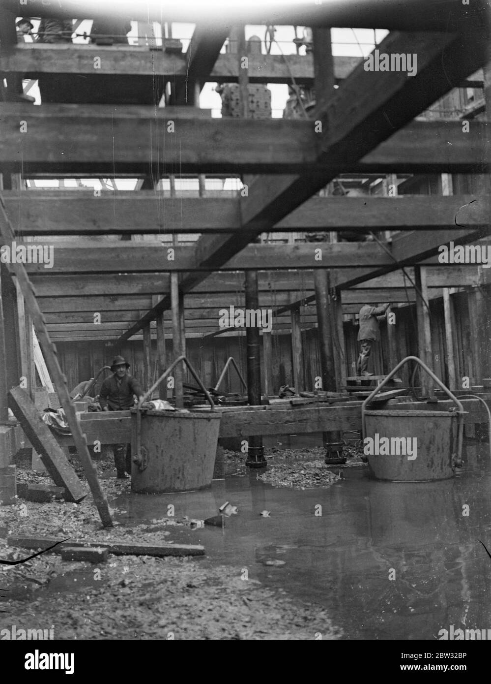Edificio Richmond bridge, immagine dal letto del fiume. Un nuovo ponte di cemento è in costruzione sul Tamigi a Richmond , vicino al Parco del Vecchio Cervo , e migliaia di tonnellate di cemento sono in uso nel lavoro , Che è una delle più grandi imprese di costruzione di ponti in cemento mai tentate in Inghilterra . il letto del fiume è stato scavato per mezzo di dighe di caffè . Scavare il letto del Tamigi in dighe di caffè per le fondazioni e i moli del nuovo ponte di Richmond . 9 marzo 1932 Foto Stock