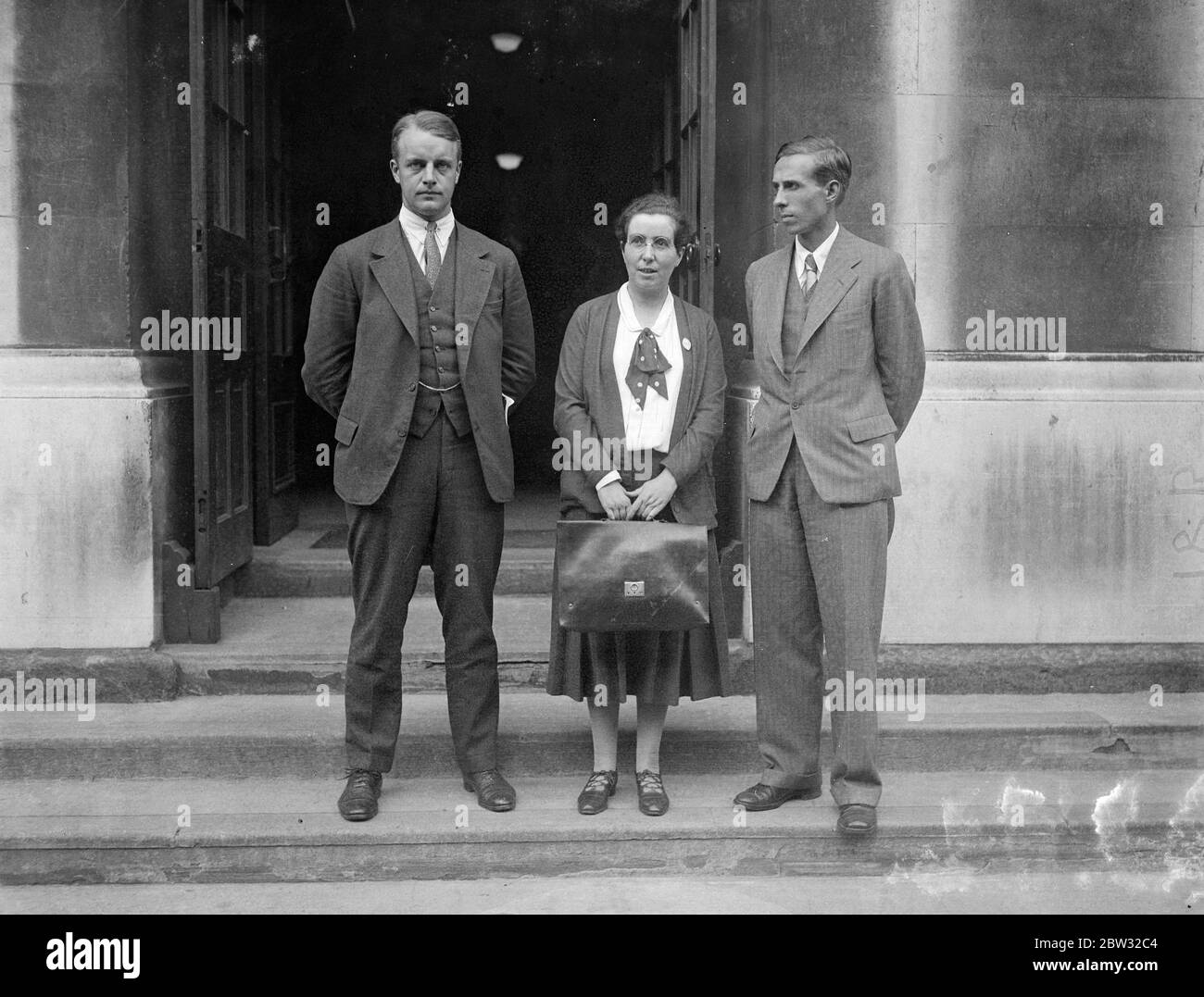L'archeologa femminile difende le opinioni sui reperti storici della Palestina prima del Congresso internazionale di Londra . 5 agosto 1932 Foto Stock