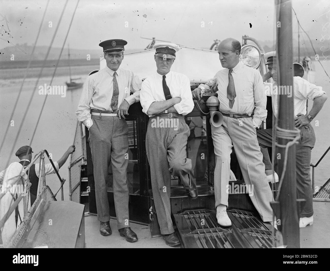 Sir Malcolm Campbell partecipa alla gara di motoscafo Rochester to Poole . Sir Malcolm Campbell è stato tra i personaggi famosi che hanno partecipato alla 24esima gara annuale di Londra a Cowes per gli incrociatori a motore marini . La gara , a partire da Rochester , Kent termina a Poole quest'anno . Da sinistra a destra : l'ammiraglio Wilmot Nicholson , Sir Malcolm Campbell e il dottor Benjafield a bordo del Bluebird di Sir Malcolm Campbell all'inizio della corsa da Rochester . 10 luglio 1932 Foto Stock