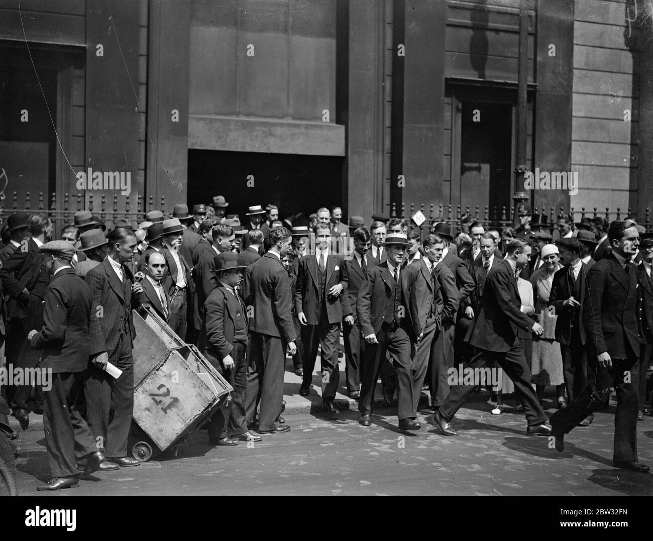 ' Nessuna modifica' del tasso bancario. Nonostante le speranze ottimistiche nella città che il tasso bancario sarebbe stato ridotto all'1 1/2 per cento , non vi è stato alcun cambiamento fatto durante la riunione settimanale presso la Banca d'Inghilterra . Messaggeri che corrono dalla Banca d'Inghilterra per portare la notizia che non c'era alcun cambiamento nel tasso bancario . 14 luglio 1932 Foto Stock