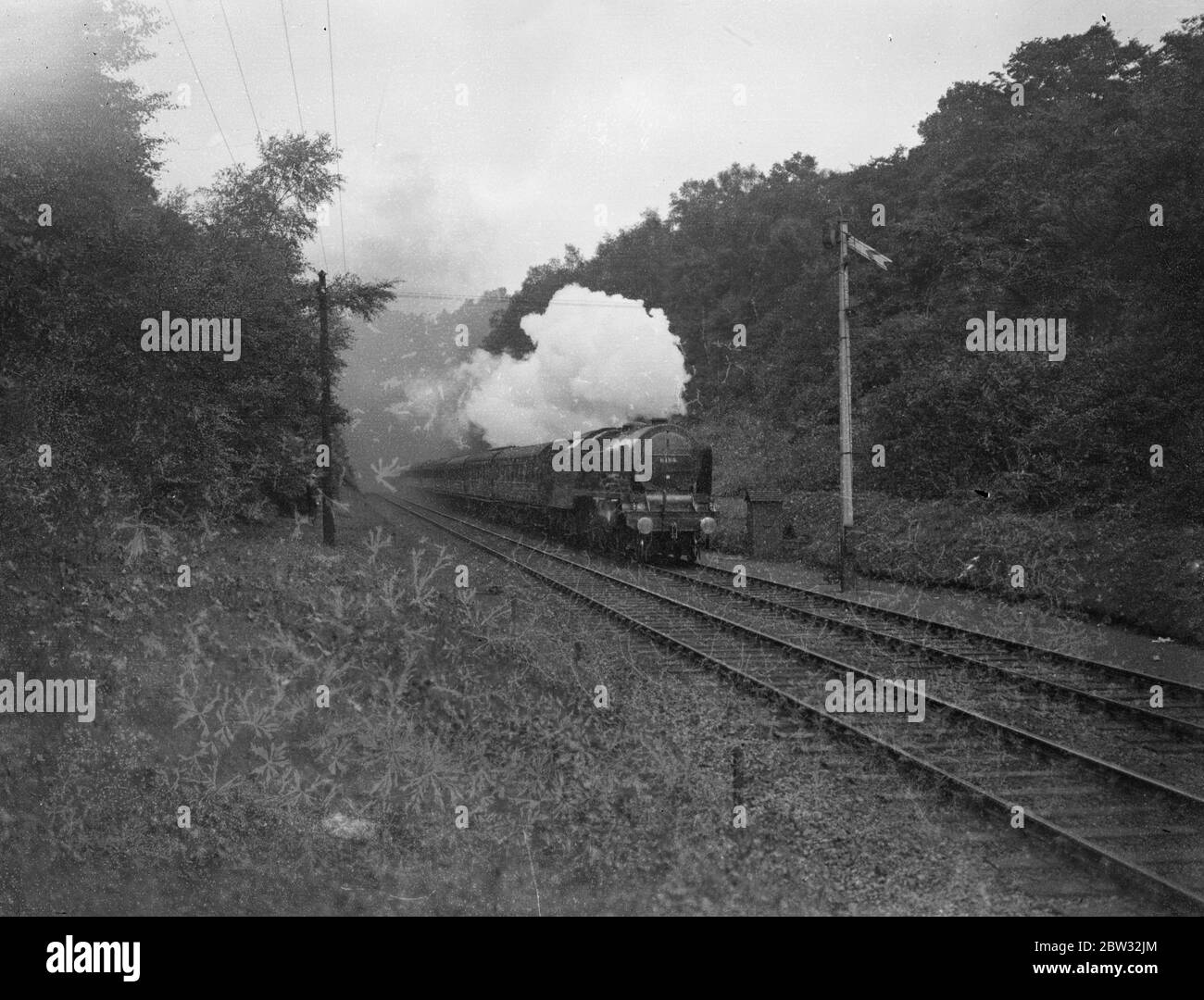Royal Scot Express si propone di rompere il nuovo record di velocità del treno da Euston . Il treno Royal Scot Express lasciò la stazione di Euston , Londra per Glasgow, nel tentativo di rompere il record mondiale di velocità dei treni. Il Royal Scot lasciando la stazione di Euston . 18 luglio 1932 Foto Stock