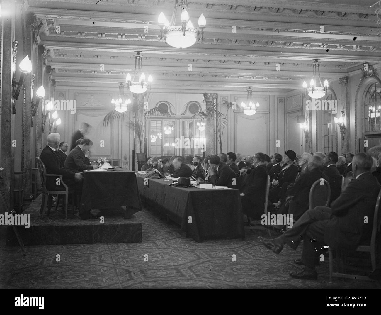 Delegati stranieri di dodici nazioni si incontrano alla Grande conferenza sul libero scambio di Londra . Rappresentanti di dodici nazioni si sono incontrati all' Hotel Victoria , Londra , due settimane prima dell' introduzione del British Budget , per discutere della riduzione universale delle tariffe . Lord Snowden era tra i delegati britannici . Una visione generale all'apertura della conferenza internazionale sul libero scambio a Londra . 1 aprile 1932 Foto Stock