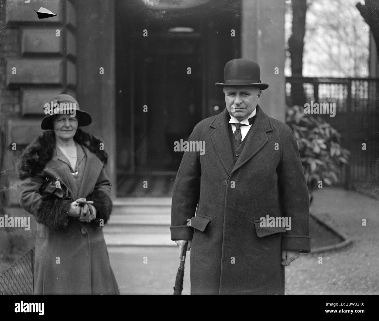 Guardia diurna e notturna per il giudice Dartmoor . Il sig. Justice infine lascia Princetown . Sono state adottate precauzioni particolari per sorvegliare il signor Justice Finley durante il processo dei detenuti di Dartmoor a Princetown . Sei detective scelti appositamente da Scotland Yard sono di agire come guardia del corpo del Giudice durante tutto il processo , che apre martedì . Il sig. Justice e la viscontessa Finley lasciano la loro casa a Londra per Princetown , dove il giudice aprirà il processo delle condanne Dartmoor che erano preoccupate per il mutinismo o sono state colpevoli di attacchi contro i vessatori . 25 aprile 1932 Foto Stock
