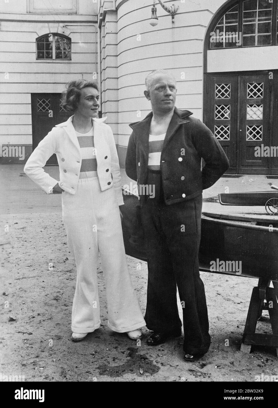 Abito ufficiale per la squadra olimpica tedesca . La squadra olimpica tedesca deve indossare un costume ufficiale durante il soggiorno a Los Angeles per i Giochi Olimpici . Il costume olimpico tedesco , quello delle donne è bianco e quello degli uomini blu marino . 6 maggio 1932 Foto Stock