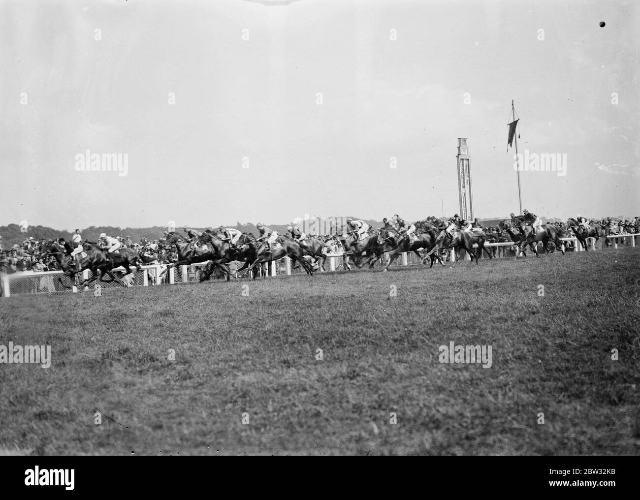 Gran Premio di Francia vinto da Strip the Willow . La gara del Gran Premio di Francia a Longchamps è stata vinta da <r A J Duggans Strip the Willow con il secondo satrap di Lord Derby e dal terzo Fog Horn . Strip il Willow vincendo il Gran Premio a Longchamps . 27 giugno 1932 Foto Stock