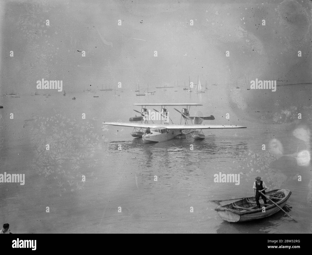La signora Bruce si prepara per il mese in aria in aereo. La prima foto della Saro A.21 Windhover chiamata ' City of Portsmouth ' , il grande idrovolante in cui la signora Victor Bruce , con suo marito come pilota di soccorso , tenterà di creare un nuovo record di volo endurance sull'acqua a Cowes , Isola di Wight , dove sono stati ultimati i preparativi per il tentativo . L'interno della macchina è stato attrezzato come un lussuoso aereo piano in cui gli Hon Victor e la signora Bruce vivranno durante il loro soggiorno in aria . Il Refuekking sarà eseguito da due macchine . 18 luglio 1932 Foto Stock