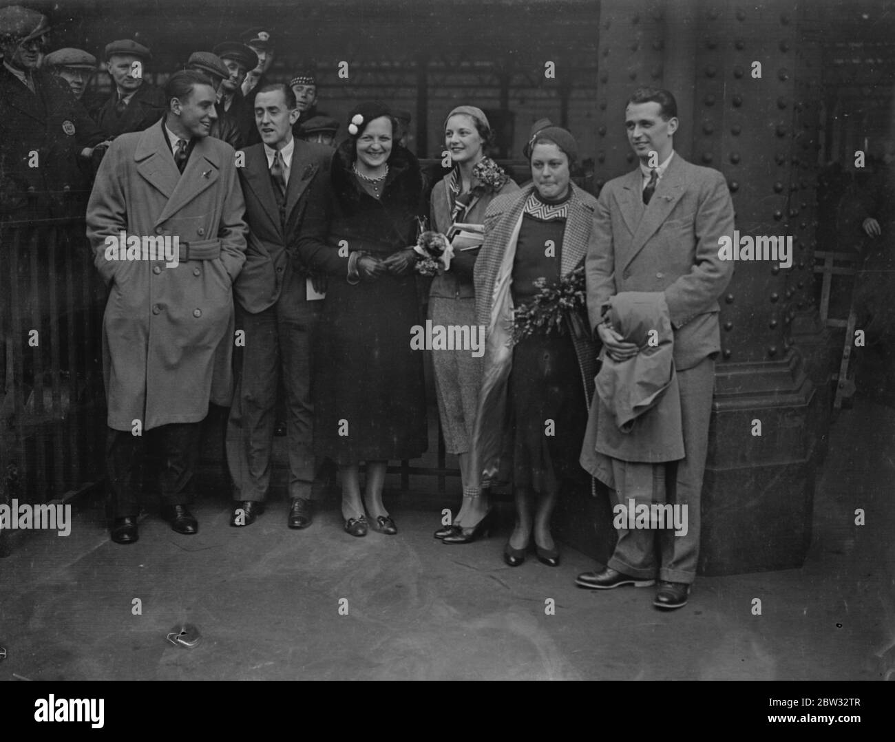 La squadra di tennis britannica parte per il Sudafrica . La squadra di tennis britannica , uomini e donne partirono per il Sud Africa a bordo del Liner Carnarvon Castle . La squadra britannica alla stazione di Waterloo prima della partenza del treno della barca, in centro sono, a sinistra a destra Miss Betty Nuthall, la signora Fearnley Whittingstall e la signora Mary Heeley . 4 novembre 1932 Foto Stock