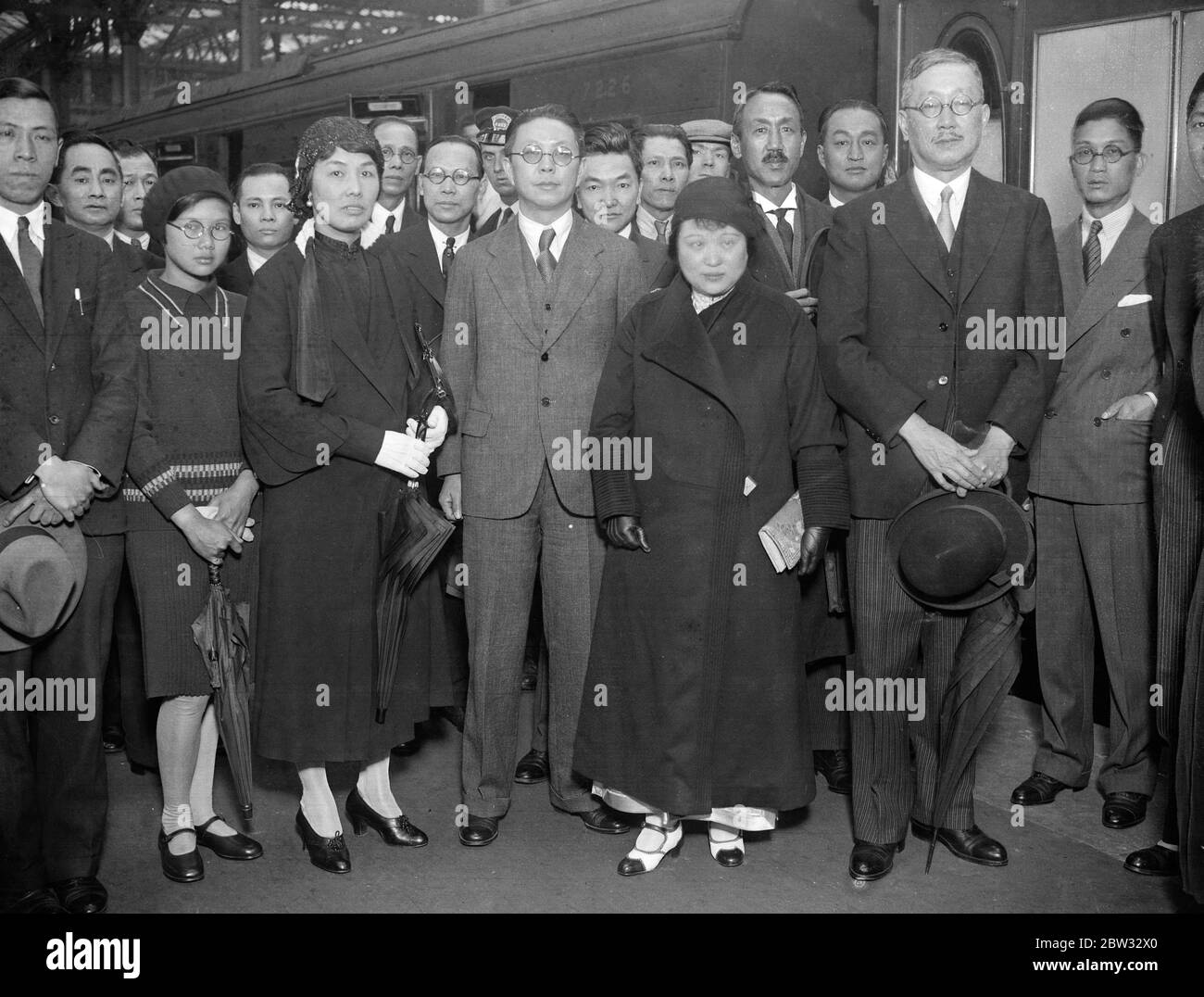 Arriva a londra il nuovo ministro cinese . Il nuovo Ministro cinese a Londra, Quo Tai Chi, è arrivato in Inghilterra a bordo del Liner Majestic per prendere la sua nomina, Quo Tai Chi, il nuovo Ministro (centro) con la moglie e il Dr. Sze, il Ministro in pensione (destra) All'arrivo alla stazione di Waterloo , Londra . 4 agosto 1932. Foto Stock
