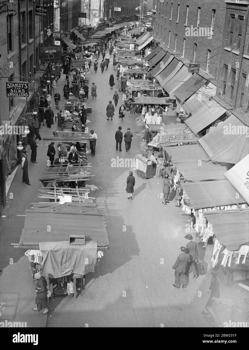 Whitechapel , il quartiere ebraico di Londra . Un tipico mercato di strada a Whitechapel , il quartiere ebraico dell' East End di Londra . Foto Stock