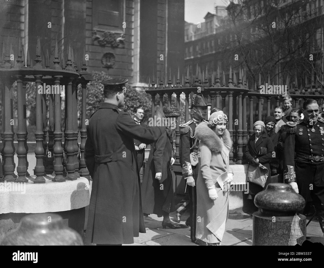 Duca e Duchessa di York al servizio diurno di St Georges alla cattedrale di St Paul. Il Duca e la Duchessa di York presero parte al servizio annuale del giorno di San Giorgio dell'Ordine di San Michele e di San Giorgio , tenutosi nella Cattedrale di St Pauls , Londra . La bandiera del Duca di York fu appesa nella Cattedrale con quelle dei Cavalieri Grand Cross nella Cappella dell' Ordine . Il Duca e la Duchessa di York lasciano la Cattedrale di St Pauls dopo aver partecipato al servizio. 23 aprile 1932 . Foto Stock