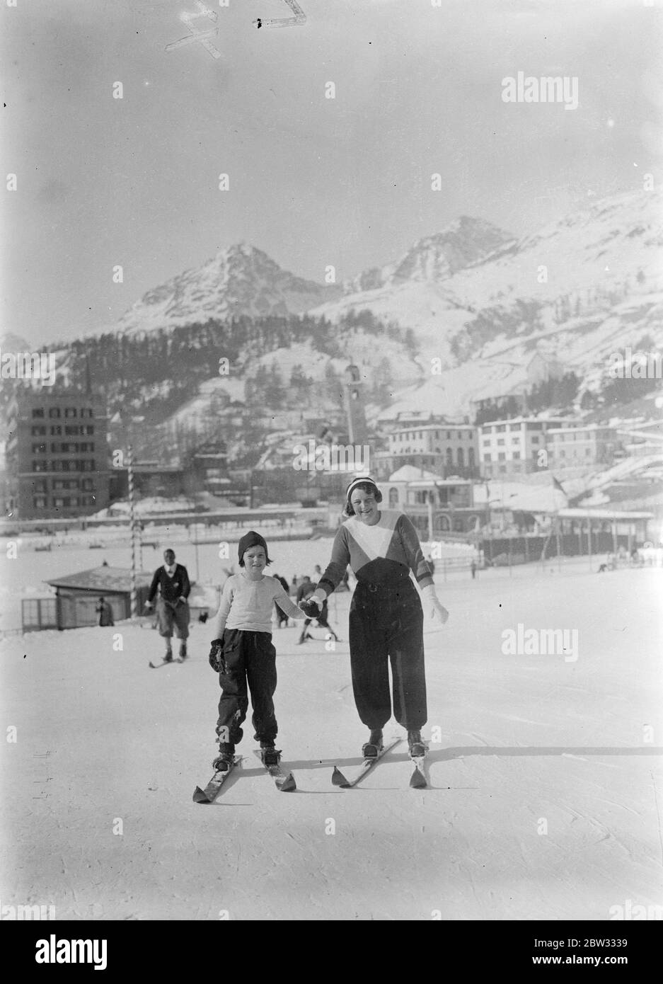 La famosa cantante e il suo dauughter godono di sport invernali svizzeri . Moglie del direttore dell'opera di Chicago . La signora Edith Mason Polacco , moglie del direttore del Chicago , Opera , e noto soprano lirico , con la figlia Graziella Polacco per una pista da sci a St Moritz , Svizzera . 10 febbraio 1932 Foto Stock