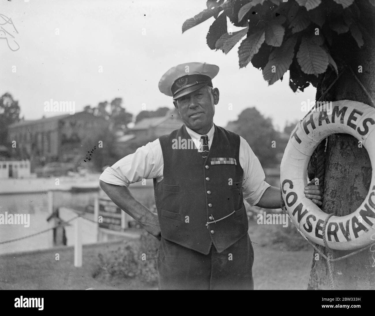 Il guardiano di Teddington vince la tazza di sfida Sir Reginald Hanson per la terza volta per i giardini di serratura meglio tenuti. Per la terza volta, il signor A e Allen , custode del Teddington Lock , sul Tamigi ha ricevuto la Sir Reginald Hanson Challenge Cup per i giardini di serrature meglio custoditi lungo il tamigi . Il signor A e Allen ( a sinistra ) camminando nei giardini con uno dei suoi assistenti . 27 luglio 1932 Foto Stock