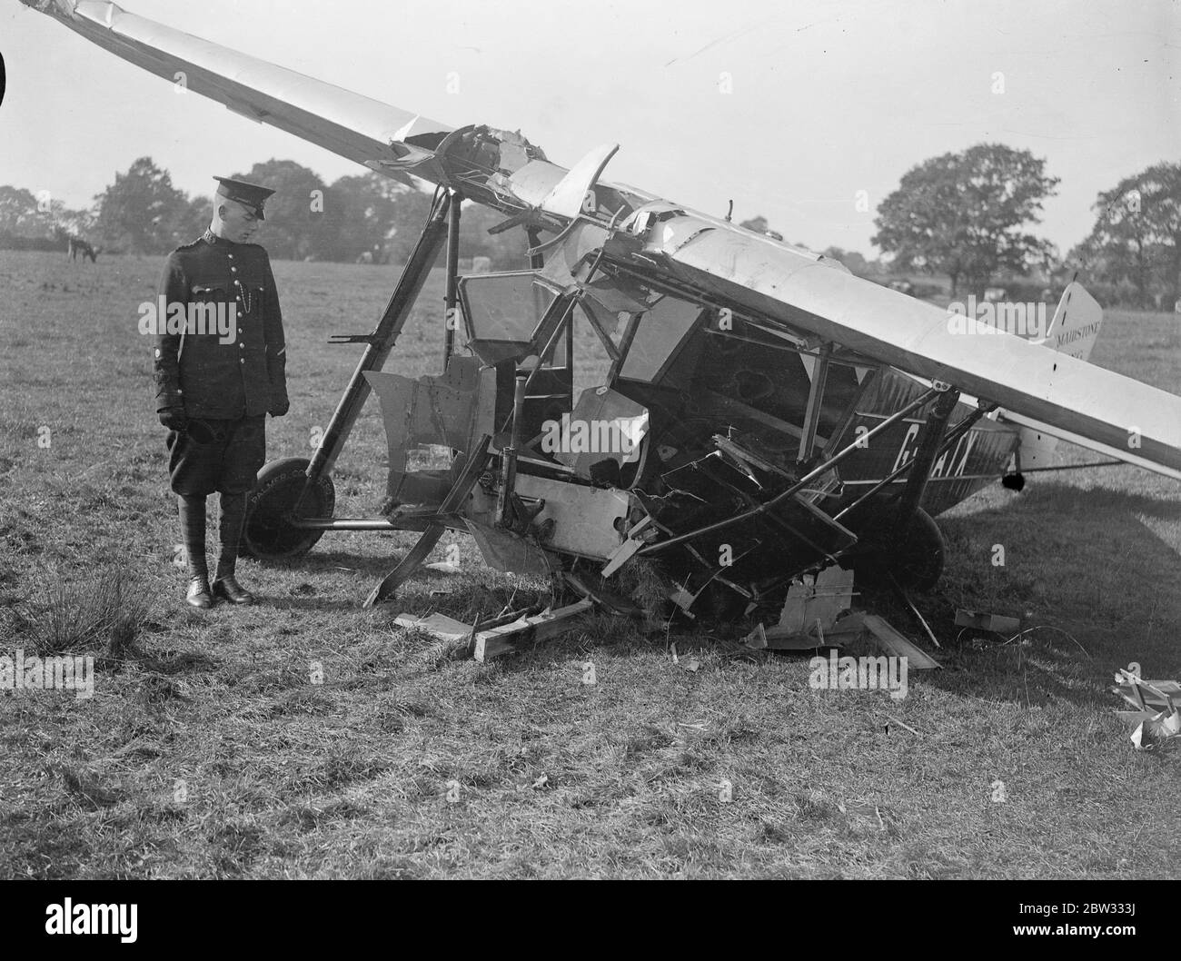 Due donne infortunate in aereo Edenbridge crash . La sig.ra Beryl Baker e la sig.ra Phyllis Morgan , entrambe di Bristol , sono rimaste ferite quando il monoplano in cui volavano a Maidstone da Bristol si schiantò a Edenbridge Kent . Il motore si è staccato dall'aereo durante l'urto . L'aereo naufragato dopo l'incidente . Notare il motore della macchina a destra . 2 ottobre 1932 Foto Stock