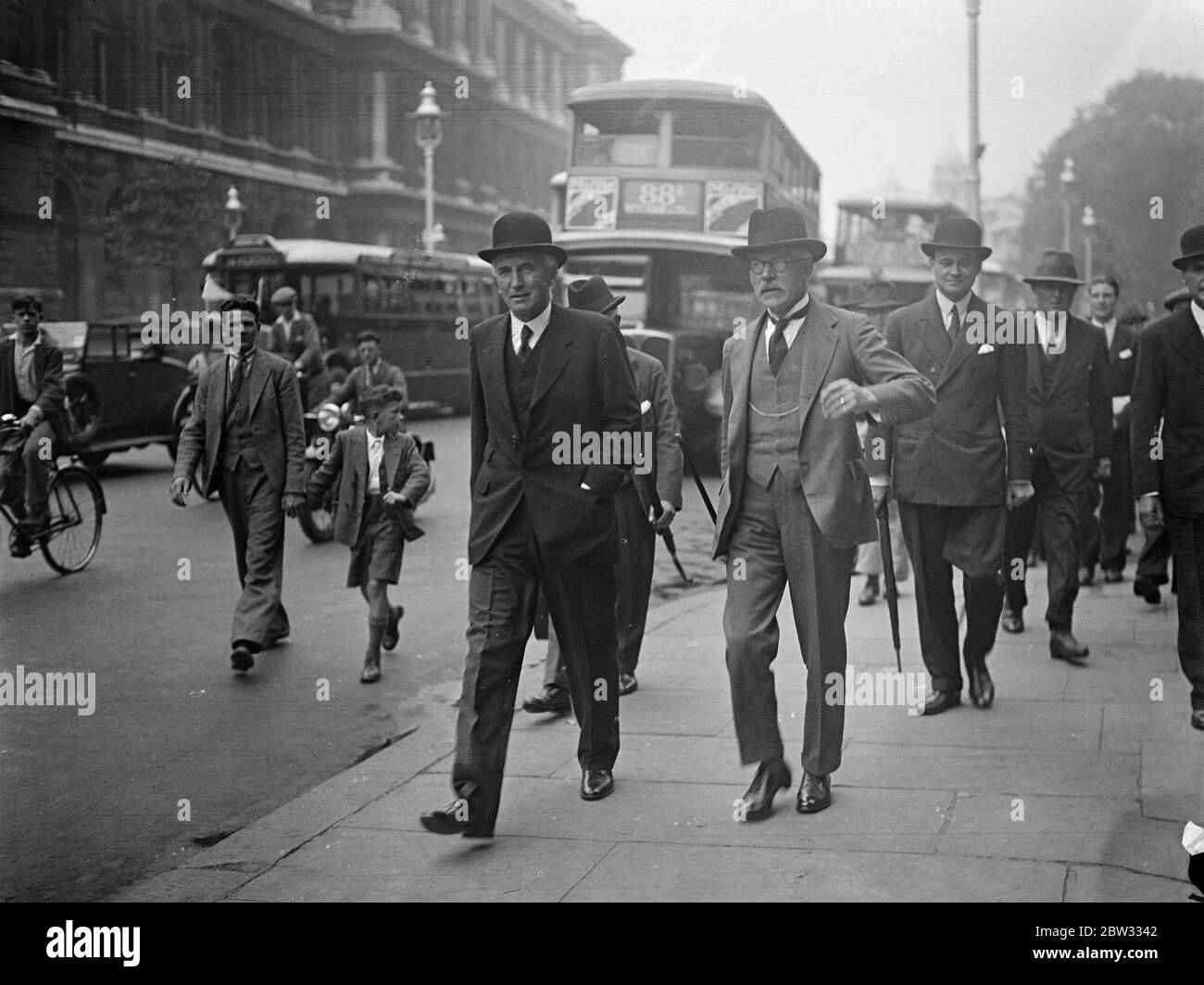 Il Premier si reca alla Camera dei Comuni per discutere della conferenza di Losanna . Ramsay MacDonald , il Premier, si è fatto strada da Downing Street , alla casa dei Comuni , dove farà una dichiarazione della Conferenza di Losanna sulle riparazioni che si è appena conclusa. Ramsay MacDonald si è fatto strada verso la Camera dei Comuni da Downing Street . 12 luglio 1932 Foto Stock