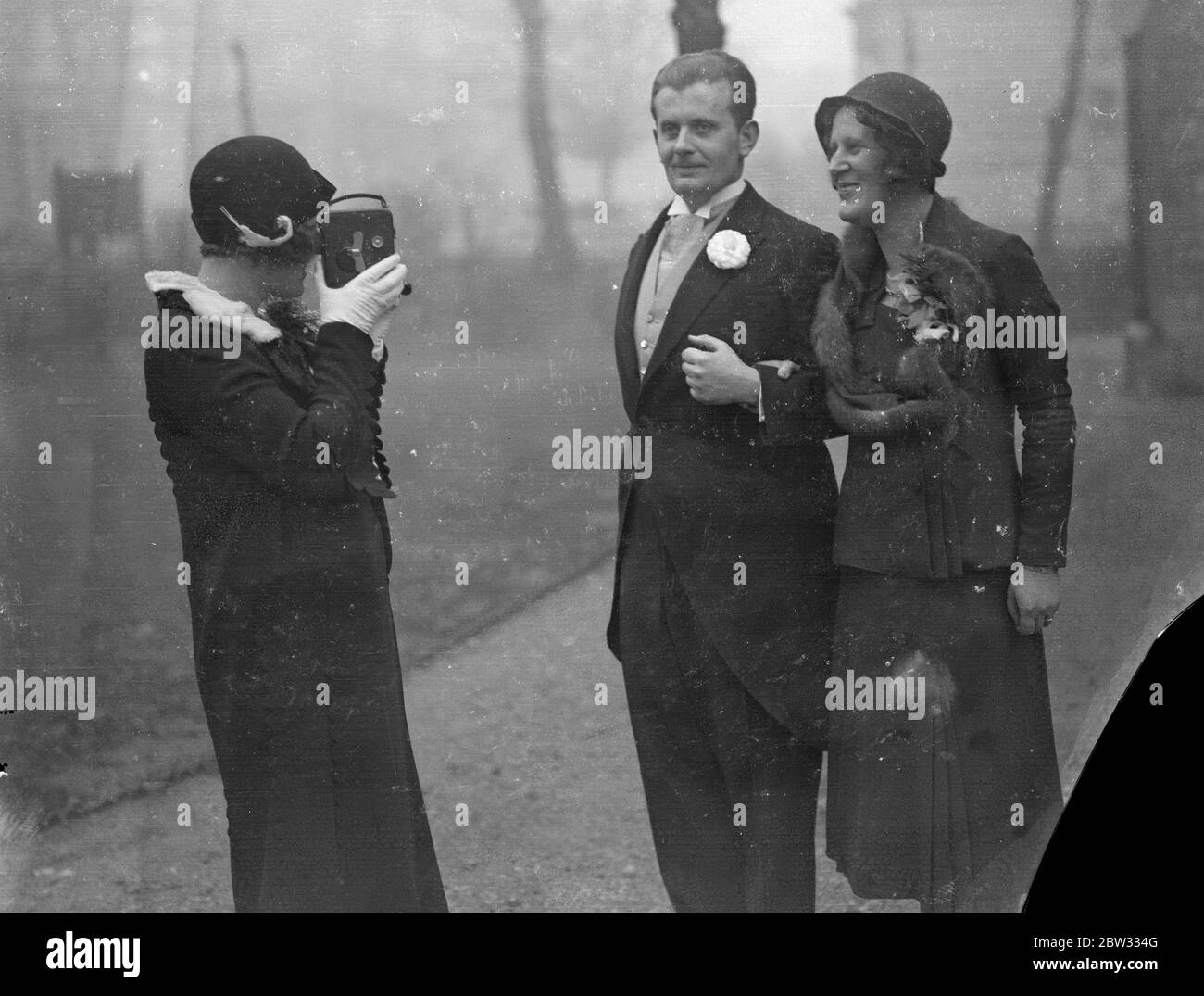 Nipote dell'ex ministro tedesco del governo Weds a Londra del Nord . Il matrimonio del dottor o G Lewald, nipote di Herr Lewald , ex Segretario di Stato tedesco per gli interni, la signorina Evelyn Arden , si è svolto presso la chiesa di St Peters , Belsize Park , Londra . Lo sposo e lo sposo sono stati girati da un amico mentre hanno lasciato la chiesa dopo la cerimonia . 30 gennaio 1932 Foto Stock