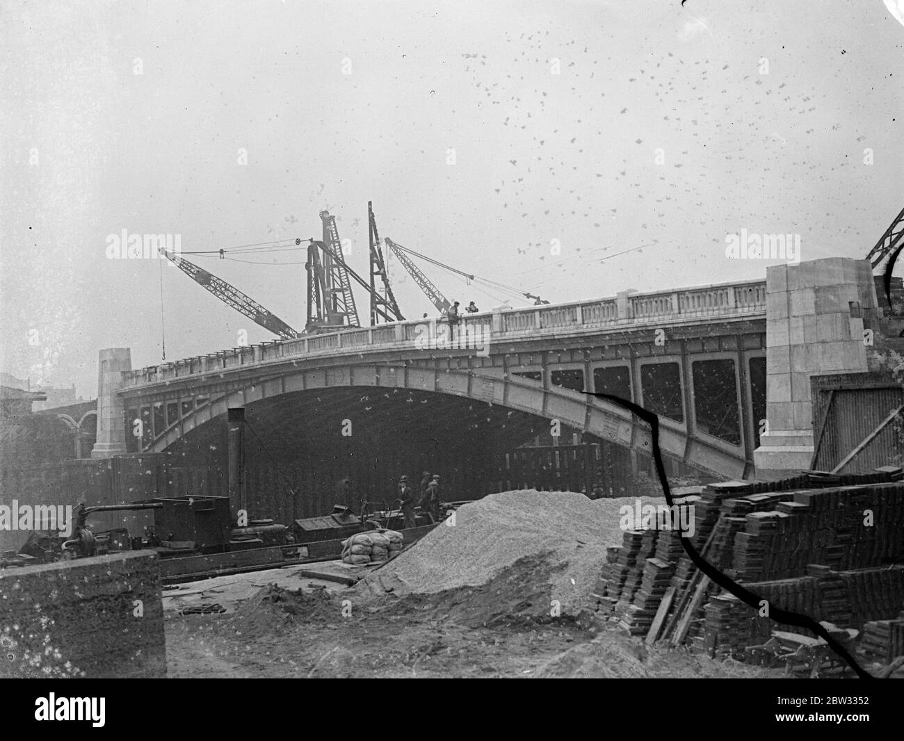 Ricostruire il ponte di ferro a Canning Town . Il vecchio ponte di ferro è stato ricostruito a Canning Town , Londra , e una nuova struttura è ora in fase di completamento . Il nuovo ponte di Canning Town , Londra . 6 aprile 1932 Foto Stock