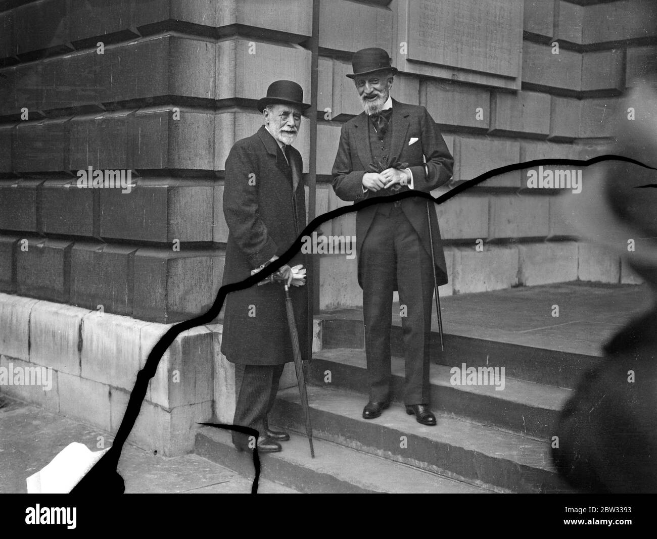 Vista privata della Royal Academy . Charles Harley e M Fleuriau, ambasciatore francese (barba), che arrivano per una vista privata alla mostra d'arte della Royal Academy alla Burlington House. 29 aprile 1932 Foto Stock