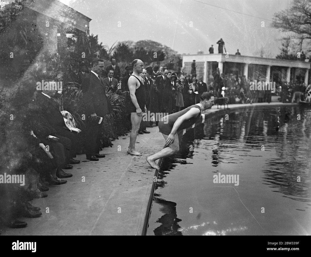 Il sindaco di Londra apre i bagni all'aperto di Walthamstow . Il sindaco Sir Maurice Jenks aprì i nuovi stagni di Leyton e Walthamstow a Whipps Cross , Essex . Il Sindaco del Signore, Sir Maurice Jenks, parla il 6 maggio 1932 Foto Stock
