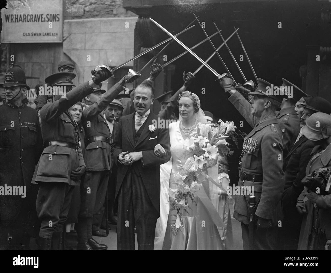 Matrimonio militare presso i minuscoli assistenti nuziali di Sant'Ethelburga . Il matrimonio del maggiore William le Hardy secondo al comando del 23° Reggimento londinese, un agente discale, E l'editordelle calandre dei paesi di Middlesex , Hertford , Buckingham e Essex , a Miss Elizabeth Tuckett , si è svolto nella chiesa di St Ethelburga , Bishopsgate , Londra . 24 settembre 1932 Foto Stock