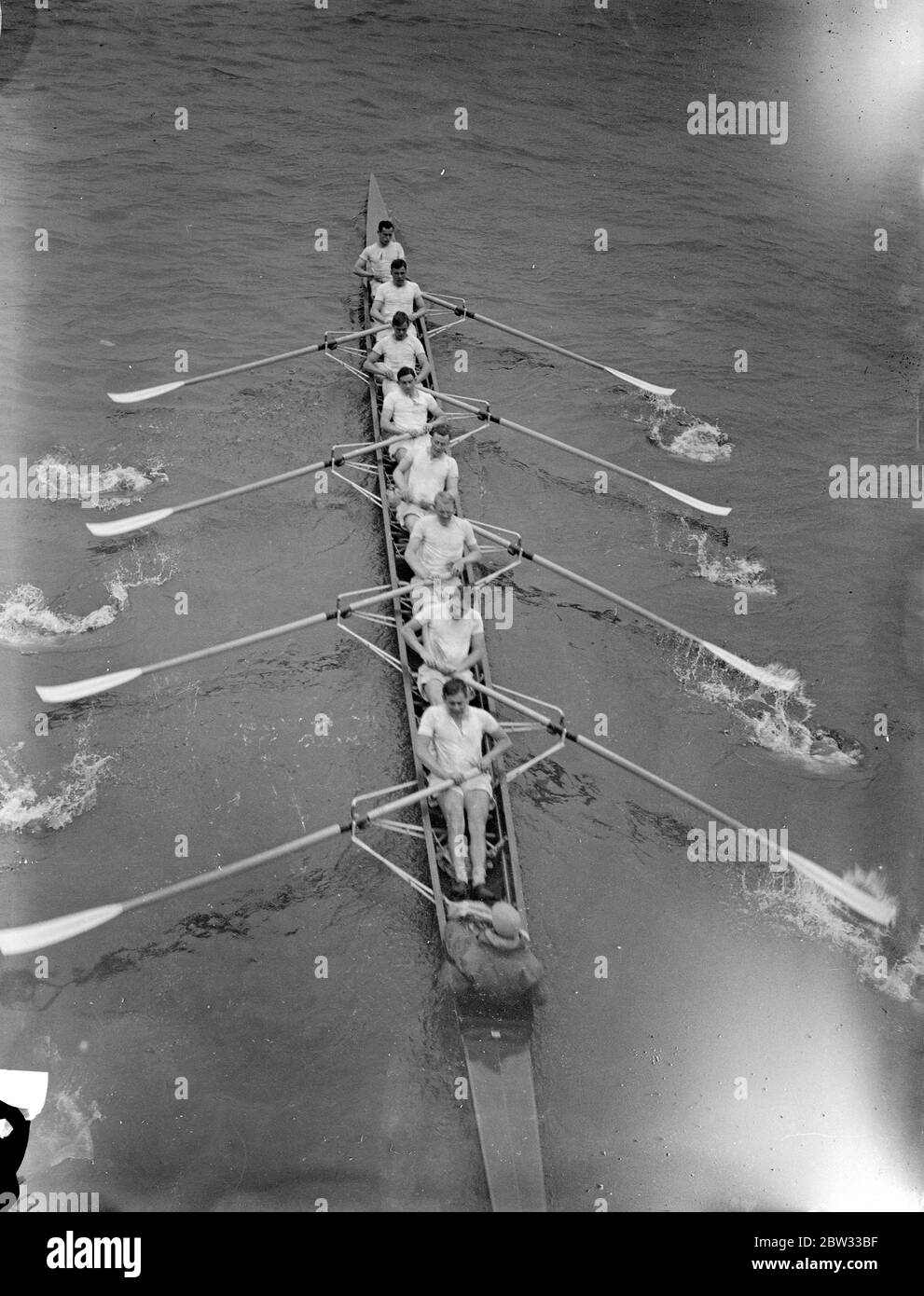 Cambridge uno studio in simmetria come sparano Hammersmith Bridge . L'equipaggio di Cambridge in perfetta simmetria mentre giravano Hammersmith Bridge durante la loro pratica pomeridiana . 10 marzo 1932 Foto Stock