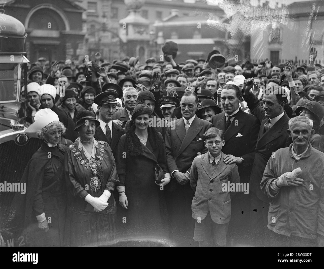 Sir Malcolm Campbell nomina una nuova flotta di ambulanze per l' ospedale dei marinai. Sir Malcolm Campbell , l' automobilista da corsa ha nominato una nuova flotta di ambulanze , presso l' ospedale di Seaman Greenwich , Londra , il dono del comitato di assistenza ospedaliera dei marinai . Sir Malcolm Campbell circondato da una folla entsiastica alla cerimonia . 27 aprile 1932 Foto Stock