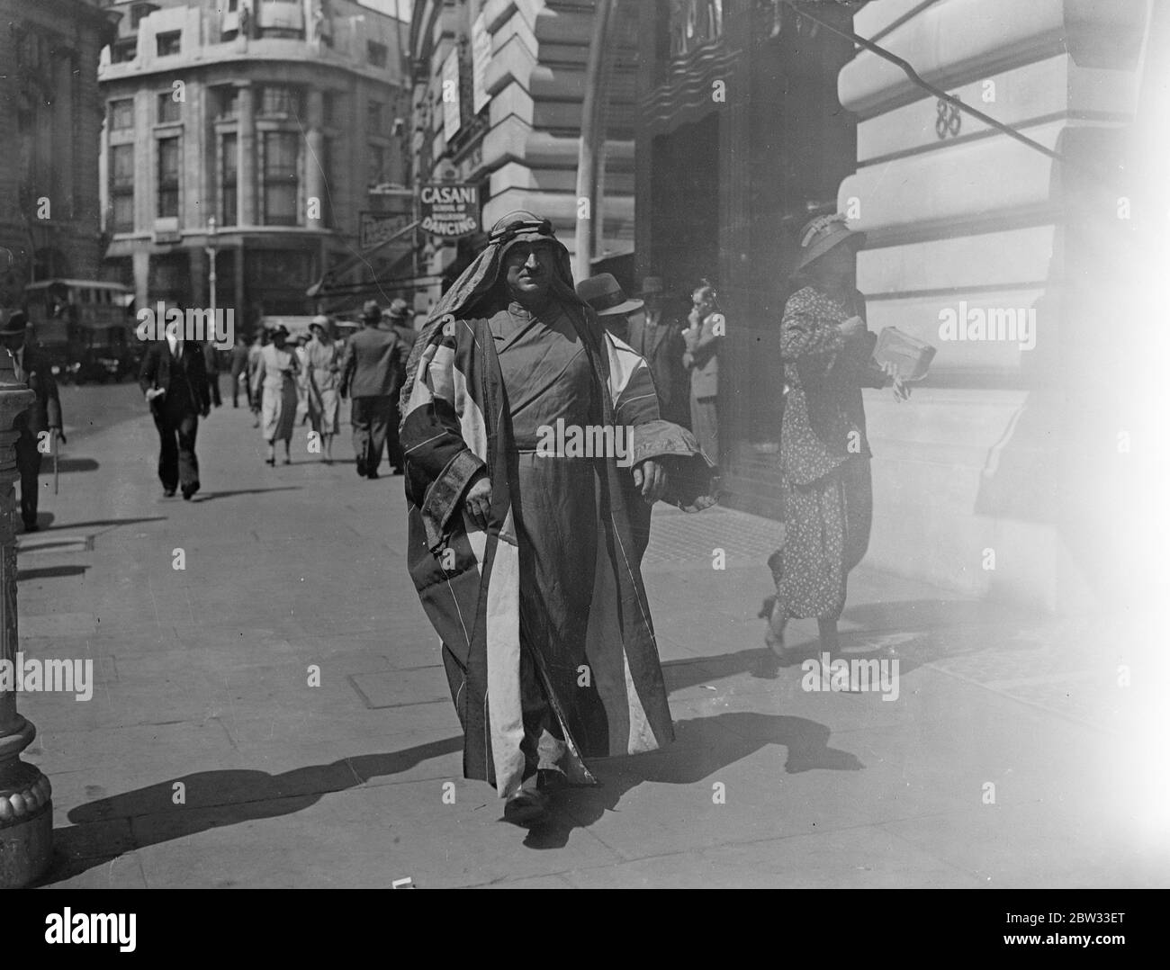 Ridendo all'onda di calore a Piccadilly . Un uomo a Londra che non si sentiva troppo caldo era il signor e G Ellias , un visitatore arabo , che era visto in abito nativo a Piccadilly . 11 agosto 1932 Foto Stock