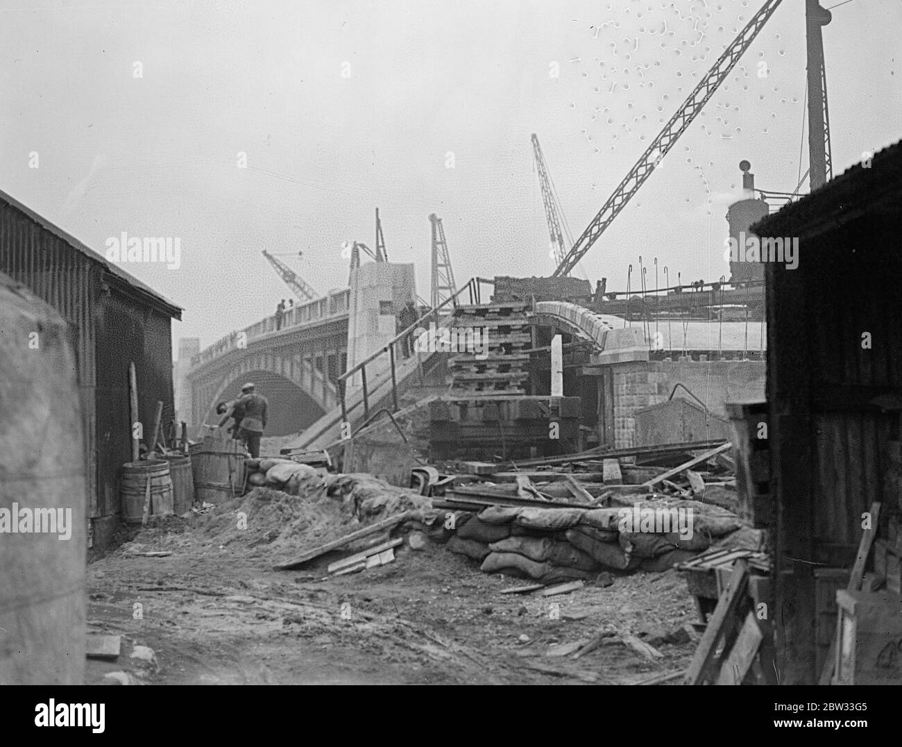 Ricostruire il ponte di ferro a Canning Town . Il vecchio ponte di ferro è stato ricostruito a Canning Town , Londra , e una nuova struttura è ora in fase di completamento . Il nuovo ponte di Canning Town , Londra . 6 aprile 1932 Foto Stock