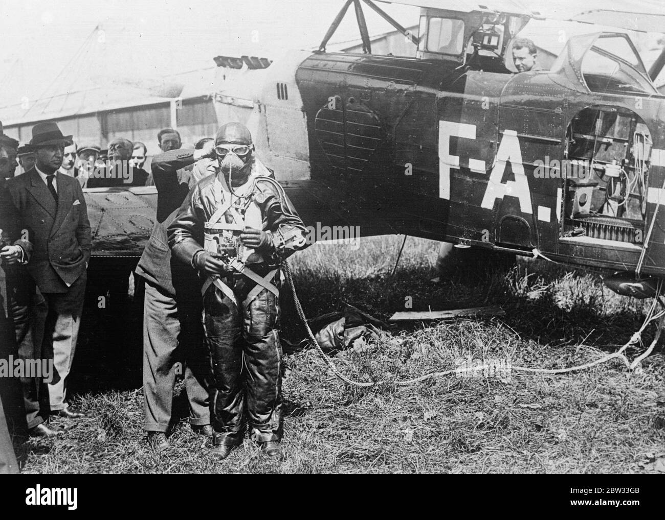 L'airman francese scende di quattro miglia e imposta il nuovo record mondiale di salto paracadute . M Rene Marchenaud , un aereo francese , sostiene di aver infranto il record mondiale del paracadute jumping saltando da un'altezza di 1160 metri circa all'Aerodromo di Villacoublay , vicino a Parigi . Atterrò in sicurezza vicino Chartres dopo essere stato trasportato dodici miglia e mezzo dal vento . M Marchenaud pronto per l'inizio del volo su cui ha fatto il suo salto da record . Ha subito un leggero malessere a causa della mancanza di aria del suo serbatoio di ossigeno . 30 giugno 1932 Foto Stock