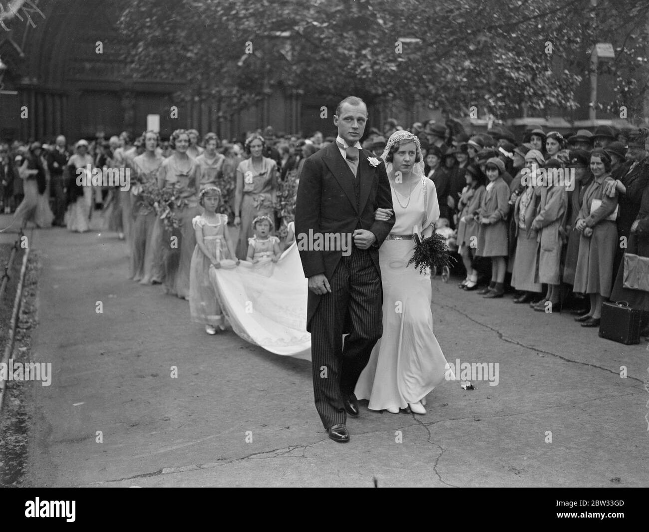Discendente di Lady Jane Grey , sposa St Margarets Westminster . Il matrimonio di Laice Elizabeth Grey , figlia più giovane del conte e della contessa Grey , e discendente della famosa Lady Janes Grey , fu sposato a St Margarets Westminster con Ronald Dawneay dei guardie del torrente . Tre piccoli assistenti nuziali dopo la cerimonia . 26 luglio 1932 Foto Stock