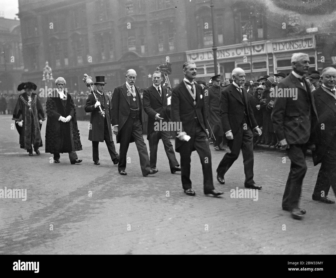 Il Cancelliere dello scacchiere riceve la libertà di Birmingham . Il Cancelliere dello scacchiere ha ricevuto la libertà della città di Birmingham in un groviglio d'argento , in occasione di una riunione speciale del Consiglio nel Municipio di Birmingham . La processione che lascia la Casa del Consiglio per il Municipio, davanti, al Rt Hon Neville Chamberlain (a sinistra) e al Barrow Cadbury Eaqe, JP. Alle spalle : Alderman John Henry Lloyd JP (a sinistra) e Sir Austen Chamberlain . 6 maggio 1932 Foto Stock