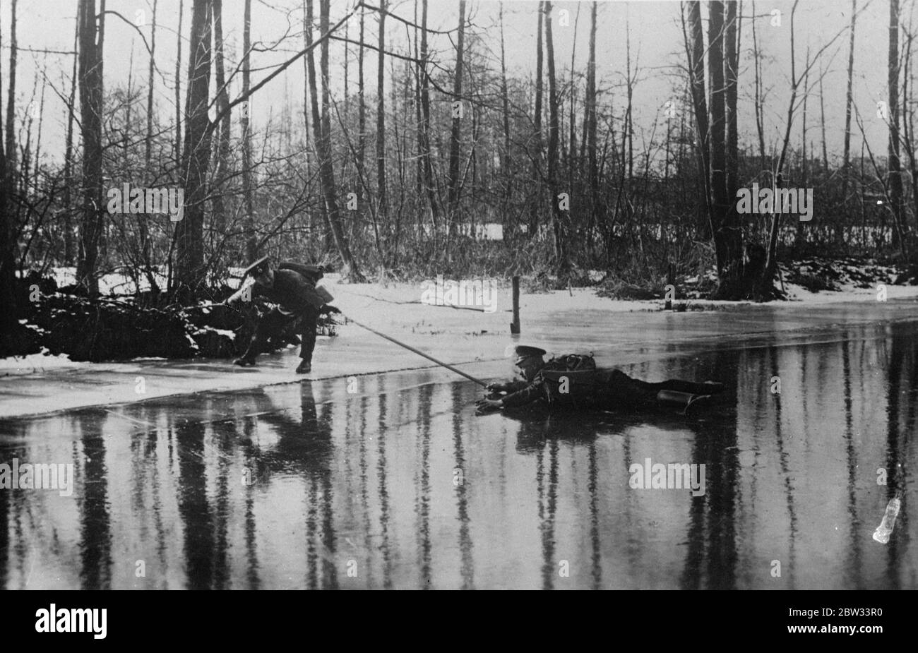 Consegna di posti in difficoltà in Germania . Inverno con le sue conseguenti difficoltà di comunicazione è in pieno svolgimento in Germania e postino nel distretto boscoso e paludoso di Spreewald vicino Berlino , stanno trovando consegna molto difficile . Un postino che viene tirato attraverso il ghiaccio con il suo carico di lettere quando attraversa il canale . La sottile copertura di ghiaccio rese impossibile attraversare i piedi . 14 marzo 1932 Foto Stock