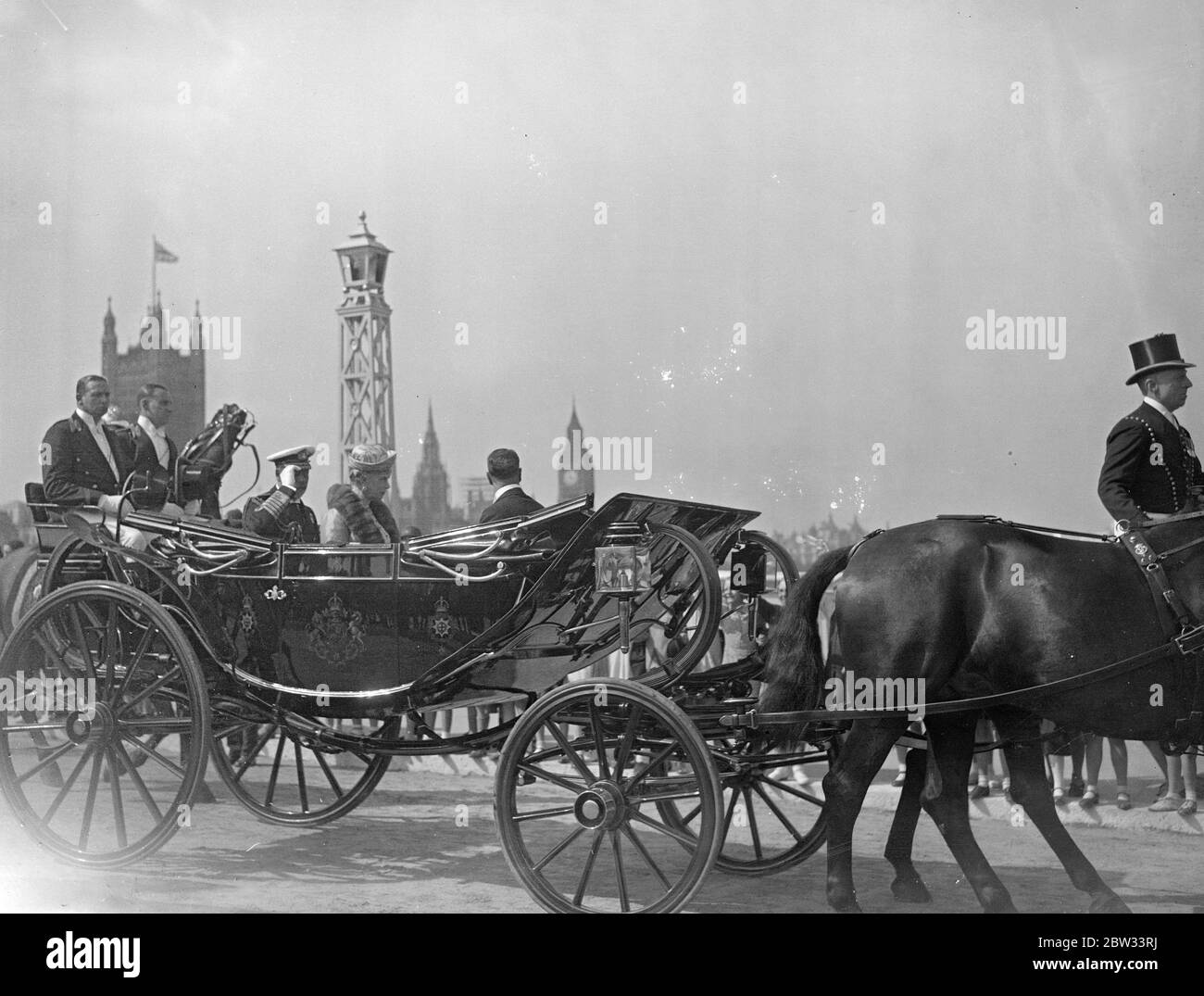 Il King apre il nuovo Lambeth Bridge sul Tamigi. H M il Re ha guidato nello stato per aprire il nuovo Lambeth Bridge , Londra , sul fiume Tamigi . Dopo aver premuto un pulsante che ha rilasciato una barriera all'entrata , il Re ha guidato sul ponte guardato da migliaia di persone che costeggiano la strada su ogni lato . Una vista generale mentre il Re e la Regina hanno attraversato il ponte durante la cerimonia di apertura. 19 luglio 1932 Foto Stock