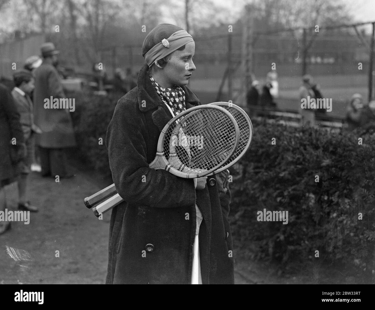 Nuova moda nel capo da tennis . Miss J Mc Alpine suona con orologio in bandou . Miss J Mc Alpine , ha impostato una nuova moda nel tessere da tennis , quando ha giocato nel torneo del West Side Country Club con un orologio fissato nel suo bandou . Miss J Mc Alpine con il suo orologio nel suo bandou guardando il gioco al torneo . 18 aprile 1932 Foto Stock