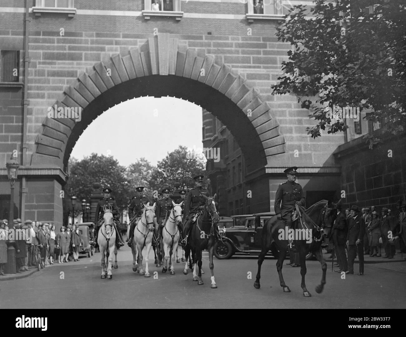 Montato speciale sfilata di costables per la prima volta prima di iniziare i dazi a Londra . Al termine del loro corso di formazione in funzioni di polizia , una squadra di 100 ha montato delle costabe speciali che presto si assume le funzioni sulle strade di Londra sovrintendendo le folle , dirigendo il traffico e sulle pattuglie , Sfilato per la prima volta alla stazione di polizia di Cannon Row a Londra . Sono sotto il comando di Major Dale Glossop . Le nuove offerte speciali montate per la prima volta a Cannon Row , Londra . 31 agosto 1932 Foto Stock