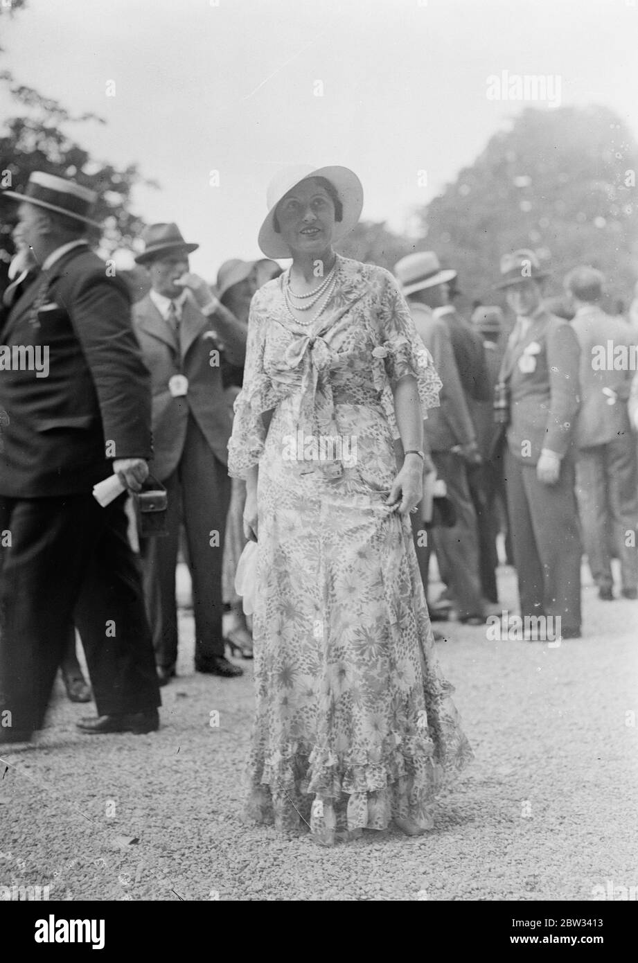 Moda impressionante al Gran Premio di Francia riunione a Longchamps . Una delle mode più suggestive che si sono viste al Gran Premio di Francia a Longchamps . 27 giugno 1932 Foto Stock