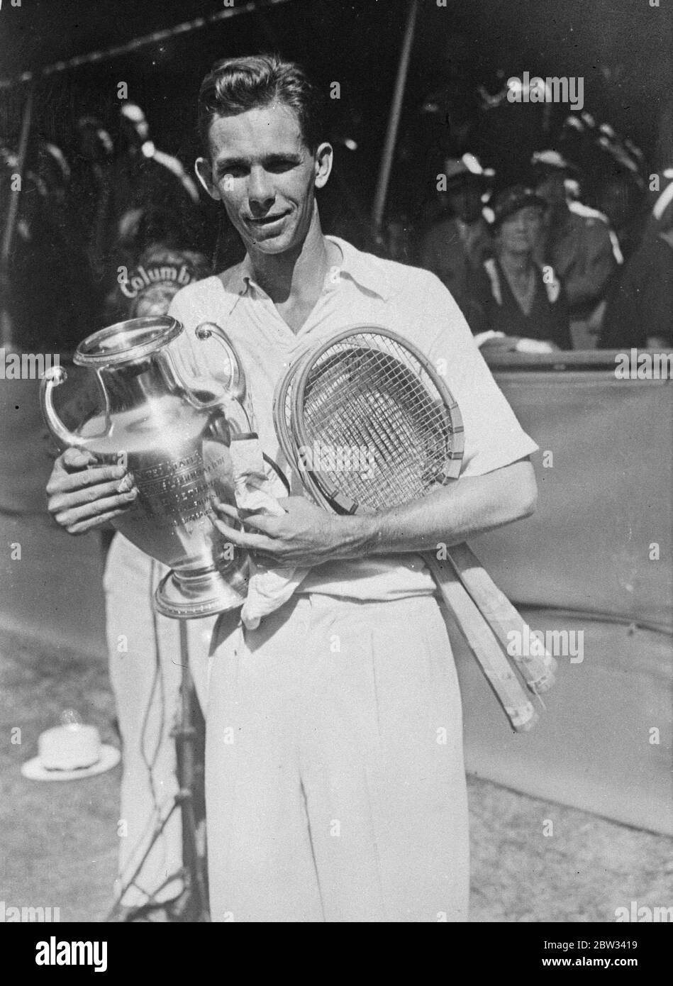 Vines vince il campionato americano di tennis single . Ellsworth Vines ha vinto il campionato nazionale americano di singoli sconfiggendo Henri Cochet di Francia nella finale al West Side Tennis Club Forest Hills , Long Island , New York , 6-4 ; 6-4; 6-4 . Viti con la coppa del campionato dopo la sua vittoria . 18 settembre 1932 Foto Stock