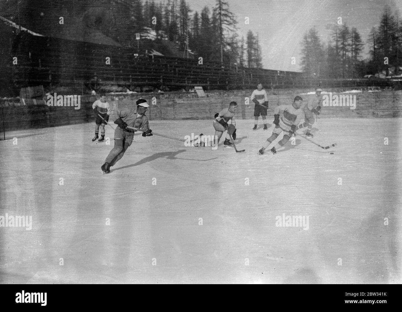 Squadra di hockey inglese in azione a St Moritz . Il club di hockey Sussex ha incontrato il St Moritz club in una partita sul ghiaccio presso la famosa località sportiva svizzera . Una scena durante il gioco tra i due club di St Moritz . 9 febbraio 1932 Foto Stock