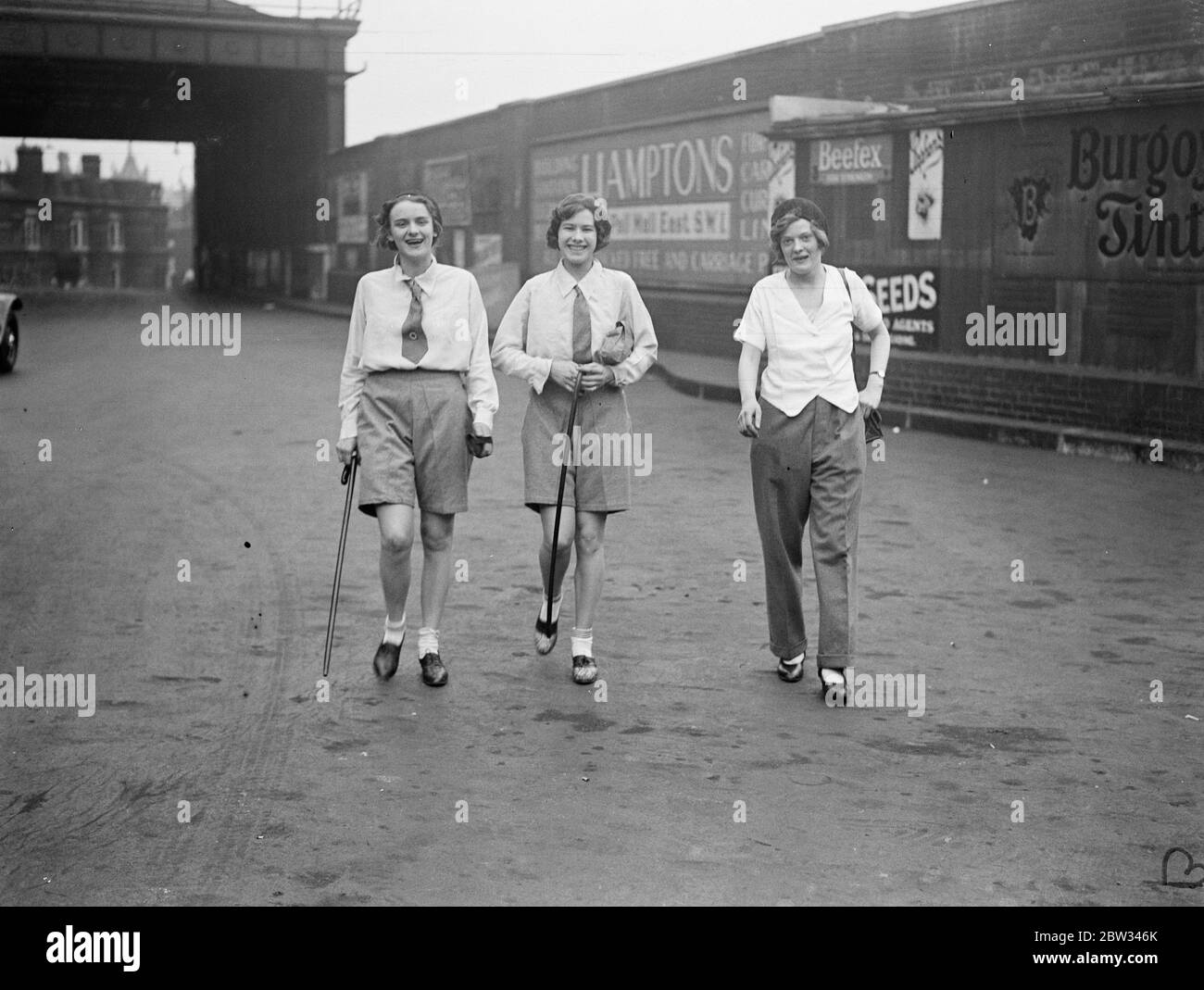 Un contrasto nei costumi escursionistici . Un contrasto nei costumi da trekking come le ragazze hanno lasciato per un'escursione di fine settimana dalla stazione di Waterloo , Londra . 25 giugno 1932 Foto Stock