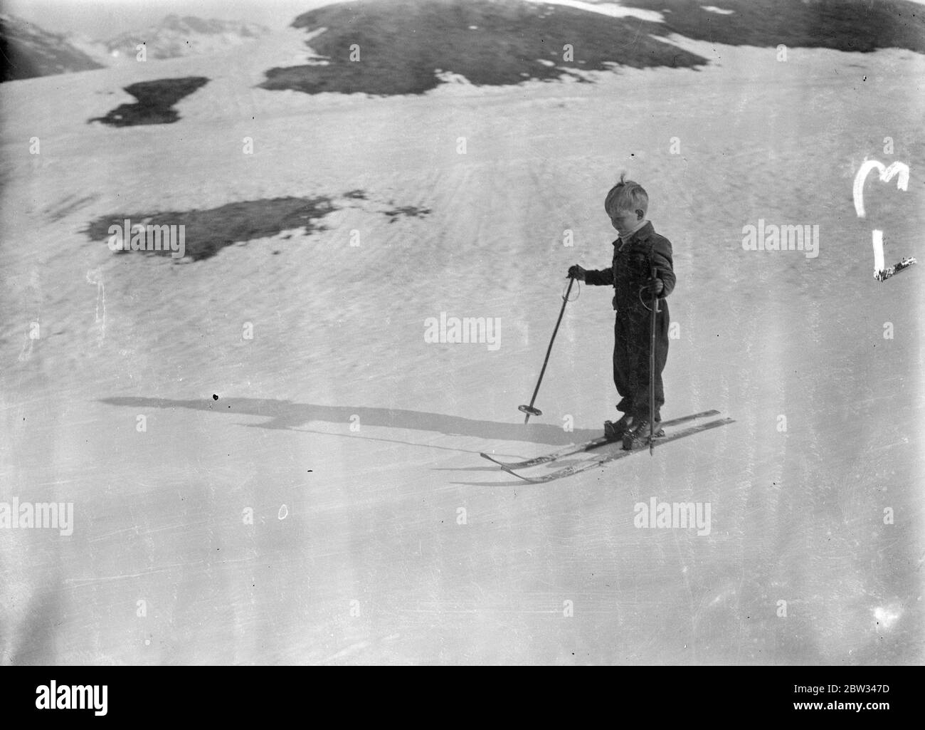 Il più giovane sportivo invernale a St Moritz . Little Howard Temple di New York , il più giovane esponente di sport invernali a St Moritz , fuori per una pista da sci nella neve . 10 febbraio 1932 Foto Stock