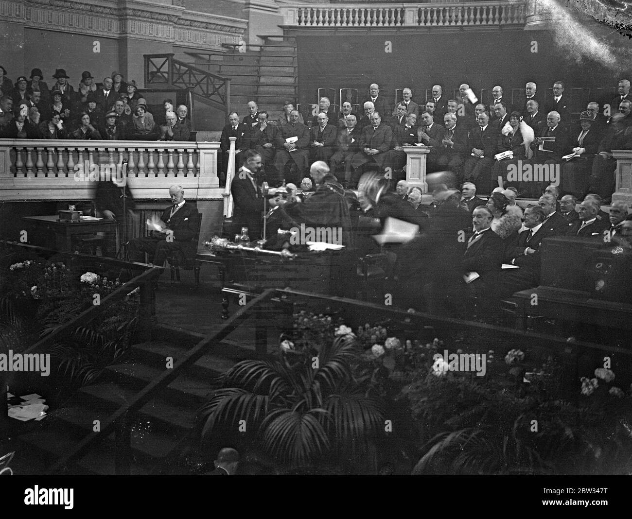 Il Cancelliere dello scacchiere riceve la libertà di Birmingham . Il Cancelliere dello scacchiere ha ricevuto la libertà della città di Birmingham in un groviglio d'argento , in occasione di una riunione speciale del Consiglio nel Municipio di Birmingham . Il Cancelliere dello scacchiere, il Rt Hon Neville Chamberlain, deputato che riceve la libertà di Birmingham in una cassa d'argento, dal Sindaco del Signore, Alderman John Bedford Burman . 6 maggio 1932 Foto Stock