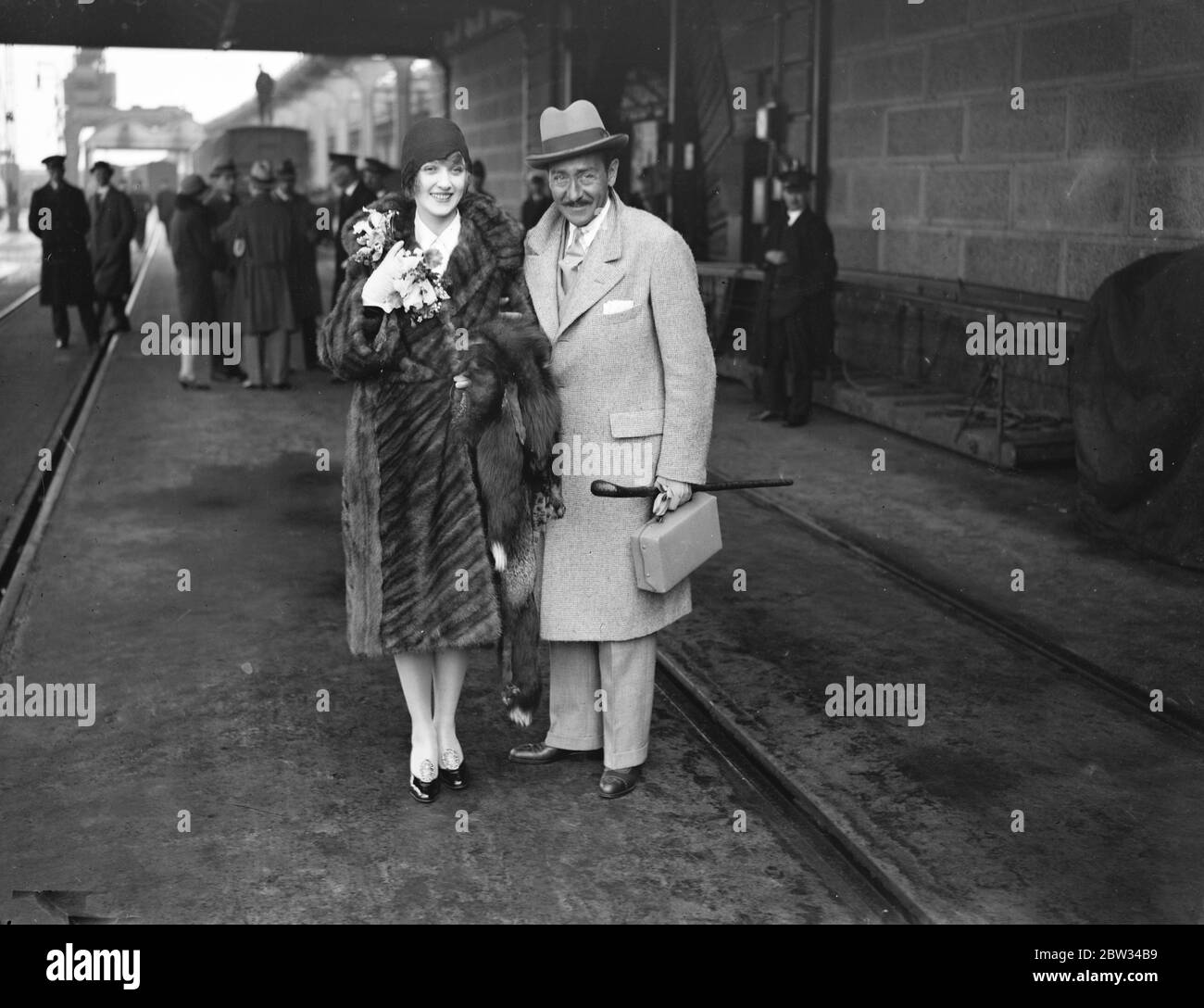 Il signor e la signora Adolph Menjou partono per l' America. 29 marzo 1932 Foto Stock